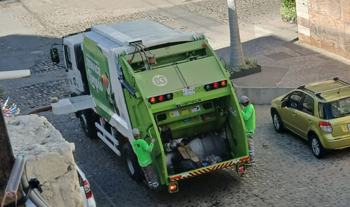 PUERTO VALLARTA – Restablecen la recolección de basura diariamente en Zona Romántica y el centro de la ciudad