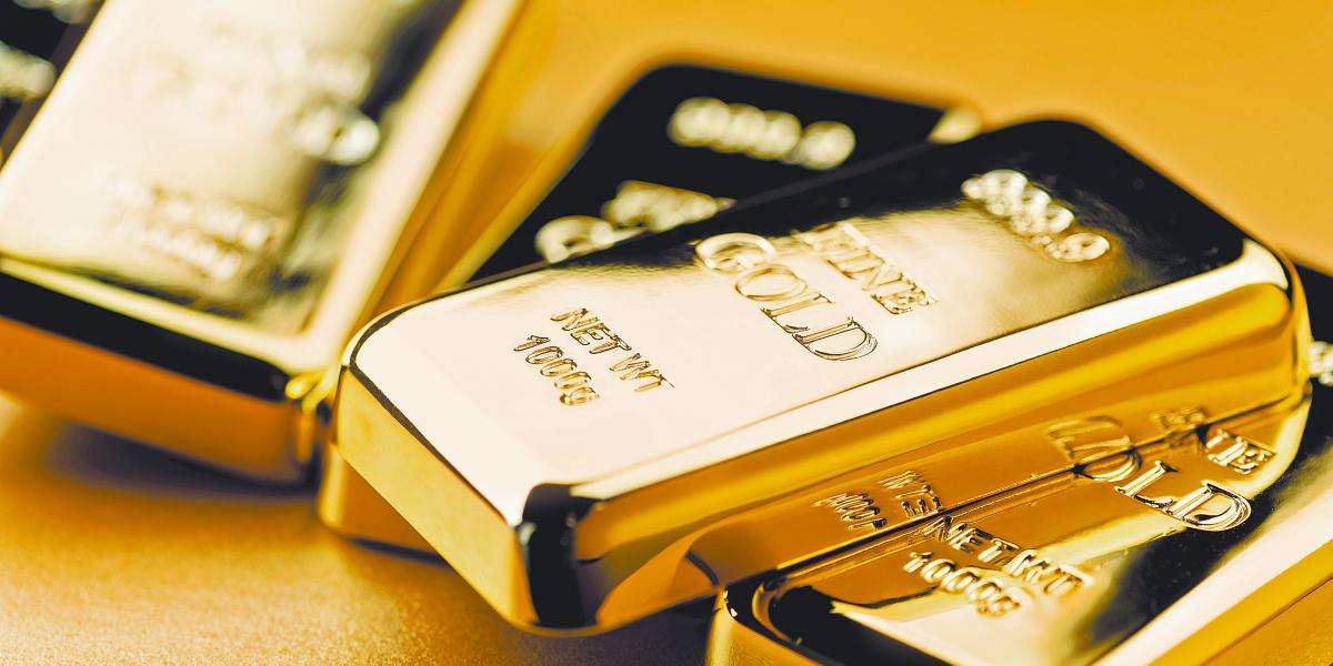 Precio del oro cae por debajo de los 5,000 dólares