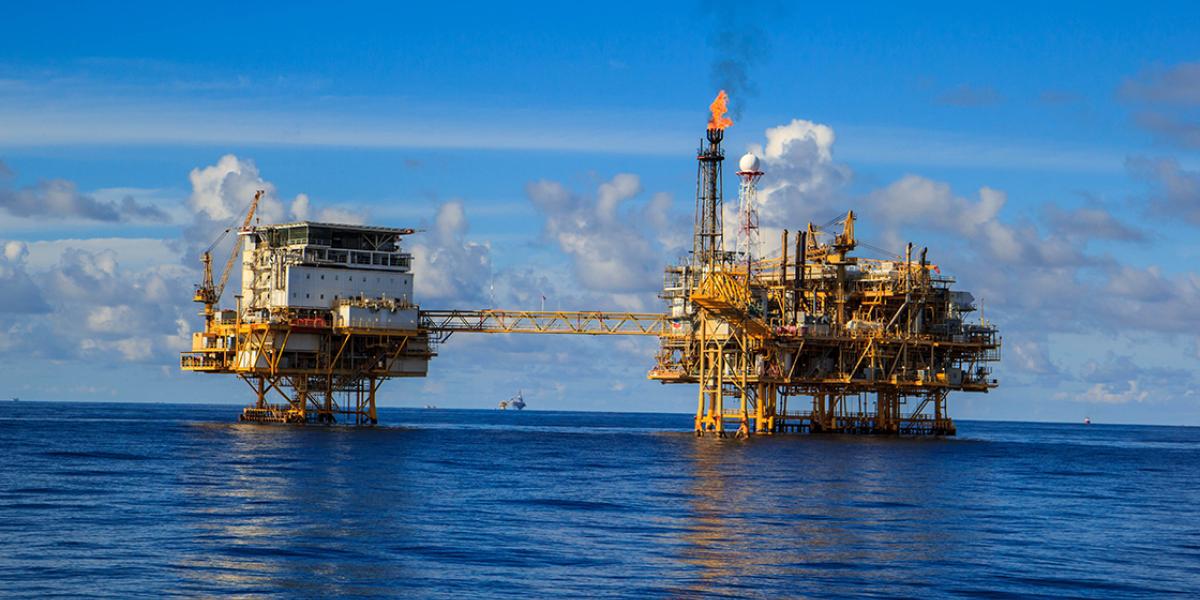 Tensión entre Estados Unidos e Irán apoya precios del petróleo