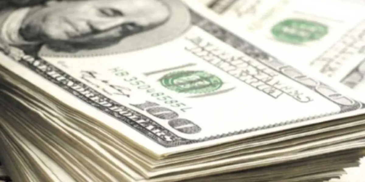 Peso mexicano cae levemente contra el dólar en jornada de menor actividad