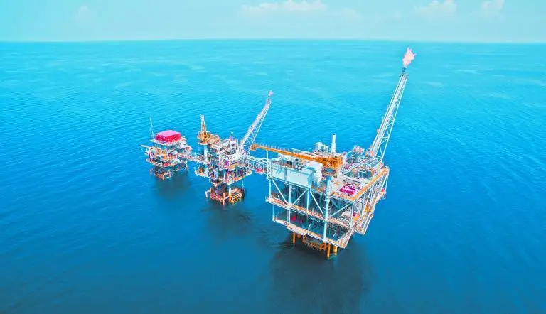 Precios del petróleo operan cerca de máximos de siete meses por tensiones entre EU e Irán