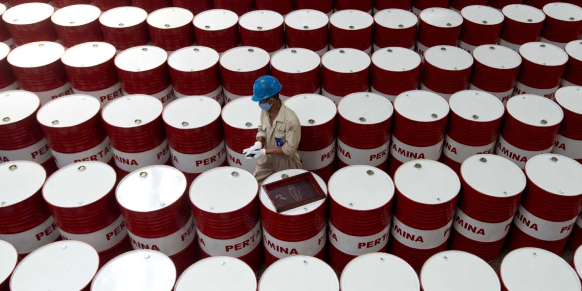 Petróleo abre la semana con caídas de más de 1% por incertidumbre sobre aranceles