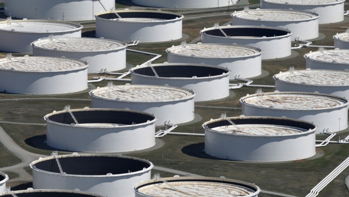 Petróleo sube por tensiones EU-Irán; venta masiva limita las alzas