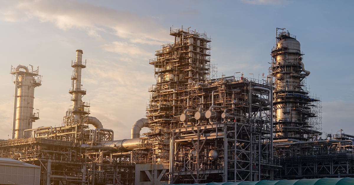 ‘Oro negro’ se dispara por guerra EU-Irán: Barril de petróleo se vendió hasta en 120 dólares