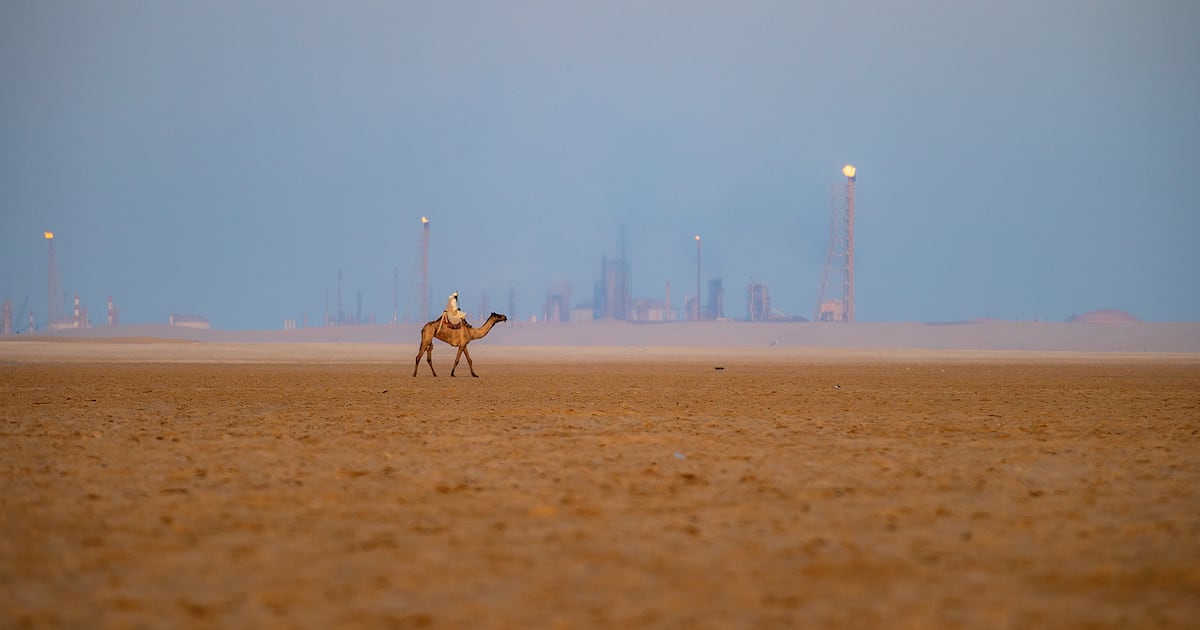Petróleo toca nuevos máximos por guerra en Medio Oriente: Barril de Brent se vende en 92 dólares