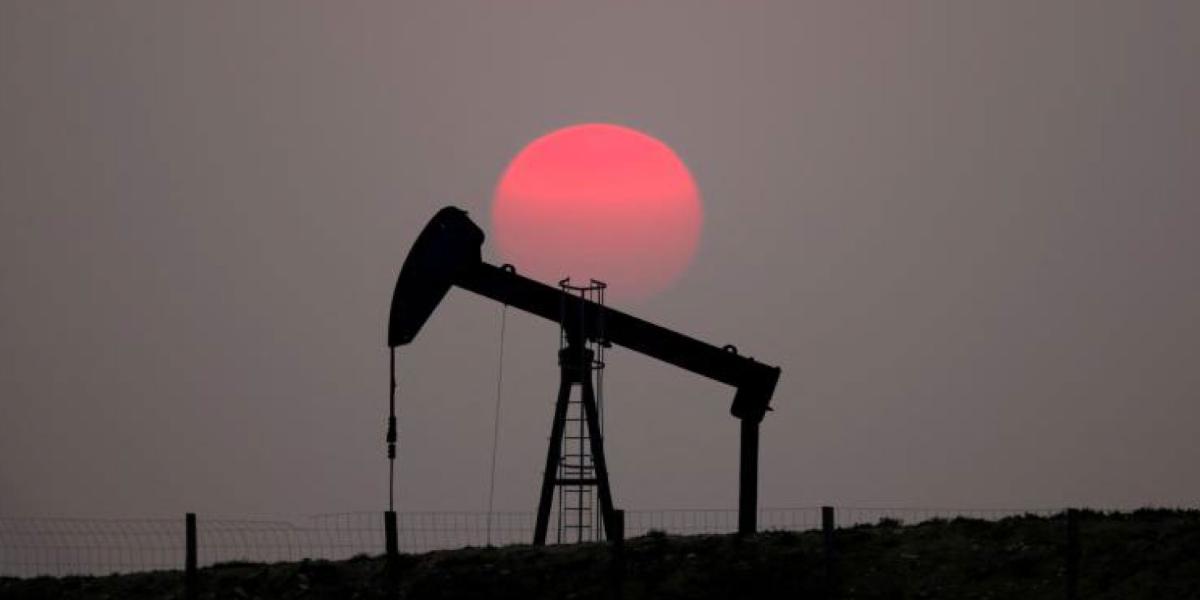 Petróleo sube 4% tras plan de reservas de la AIE; Irán espera que el barril alcance los 200 dólares