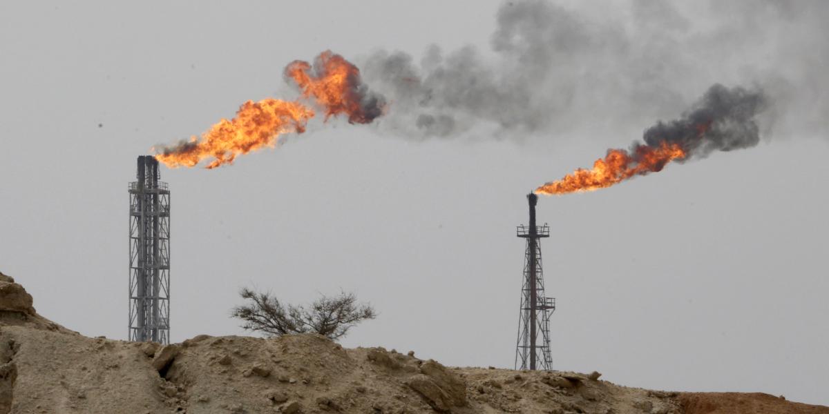 Precios del petróleo suben 4% tras nuevos ataques iraníes contra Emiratos Árabes Unidos