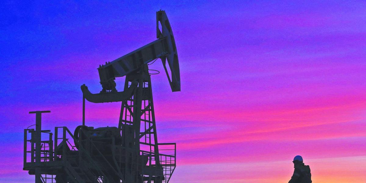 Futuros del petróleo en EU escalan 10% y se acercan al precio del Brent