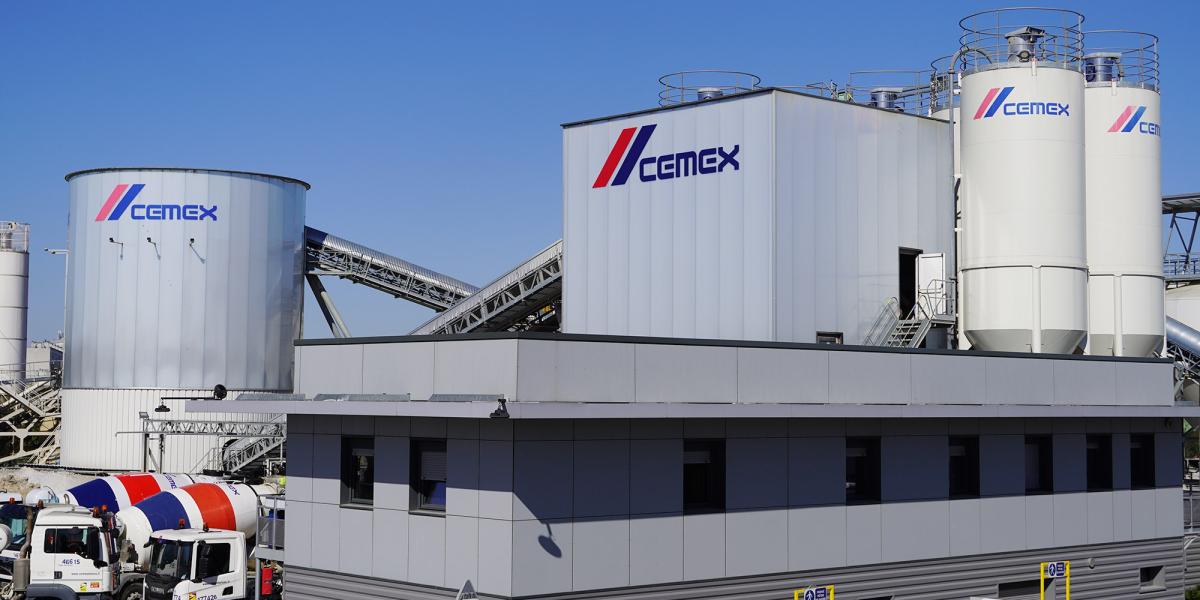 Cemex reporta utilidad trimestral récord y mantiene su perspectiva pese al impacto del clima