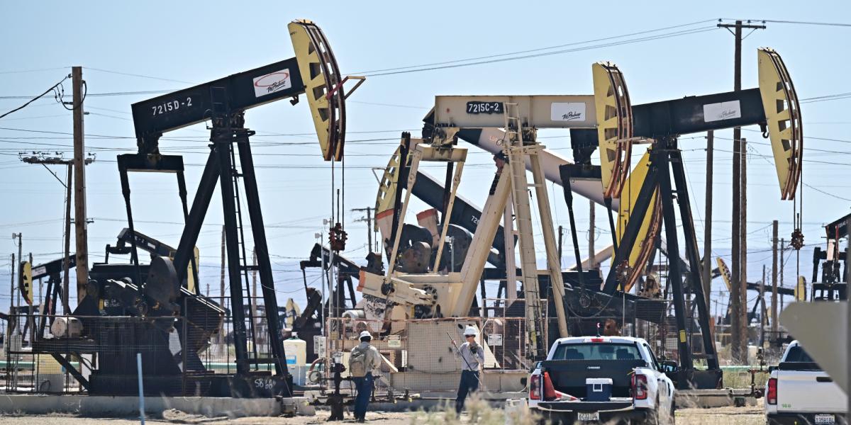Petróleo sube más de 1% por persistentes restricciones al tráfico marítimo en estrecho de Ormuz