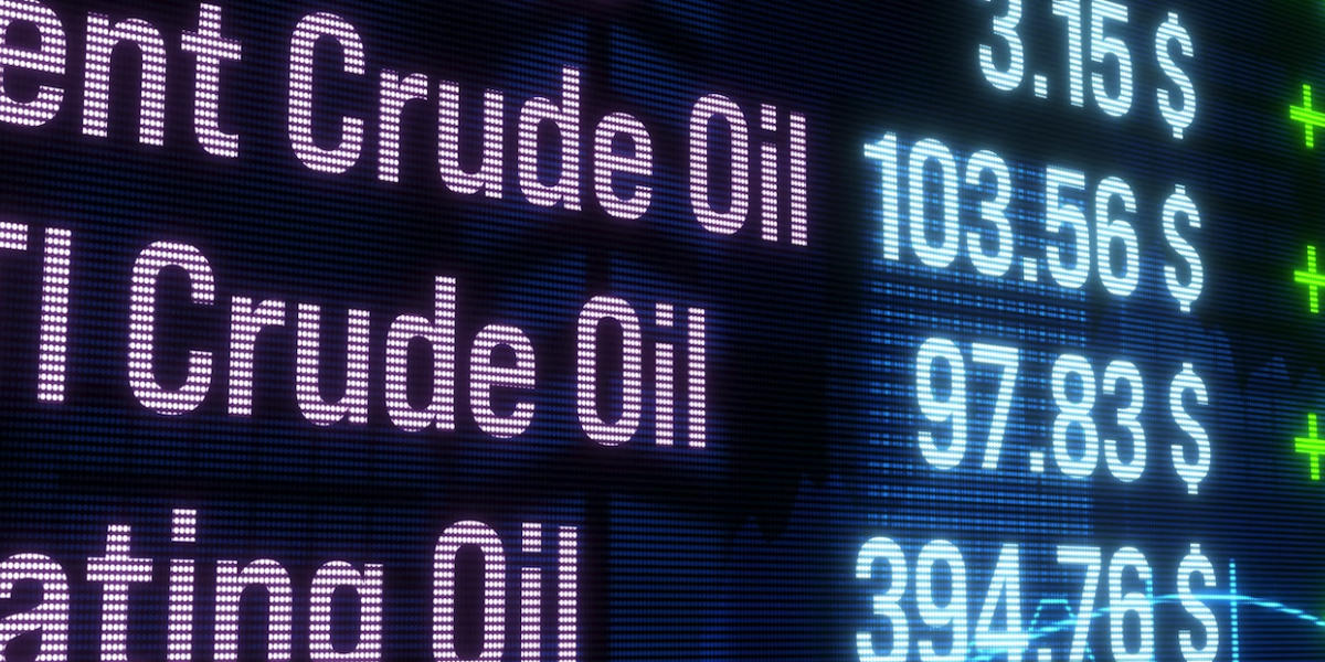 El precio del petróleo que muestran los mercados financieros no es el que pagan las refinerías