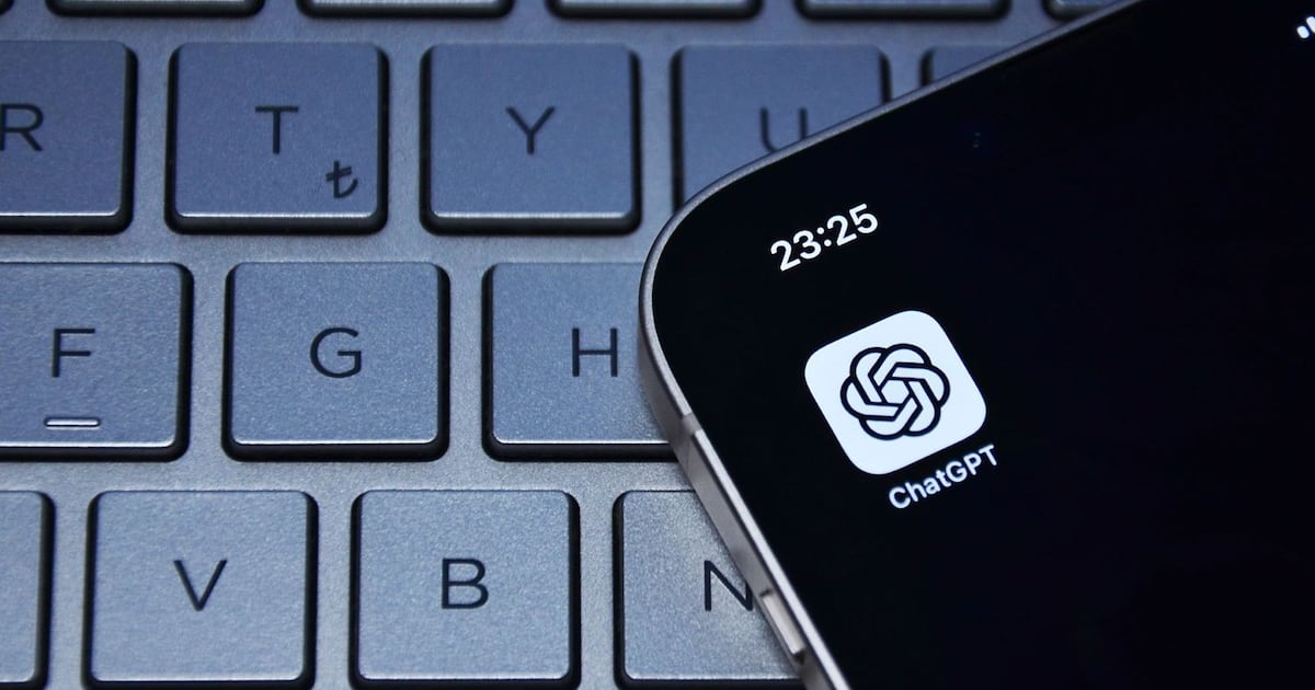 Multan a juez con 1,000 euros: Redactó una sentencia con IA… y olvidó eliminar su consulta a ChatGPT