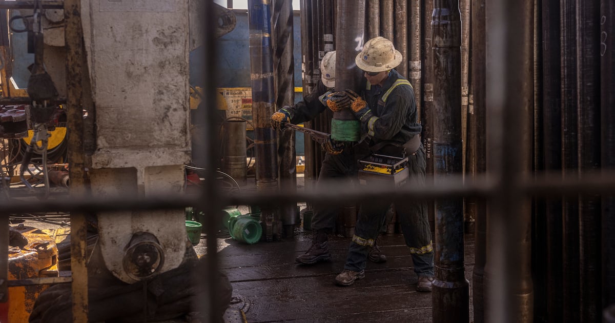 Petróleo supera los 100 dólares ante tensiones entre EU e Irán