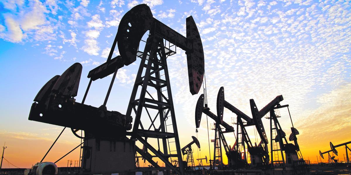 Petróleo sube por estancamiento de negociaciones EU-Irán, con Ormuz aún interrumpido