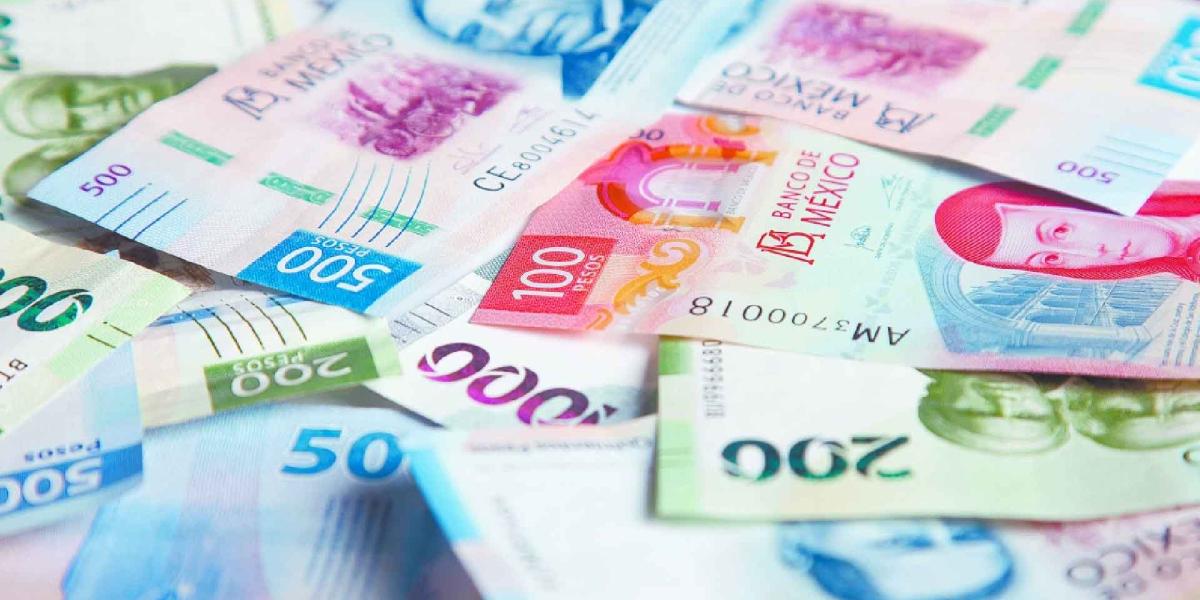 Peso mexicano avanza ante dólar débil tras datos de EU; mercado recibe minuta del Banxico