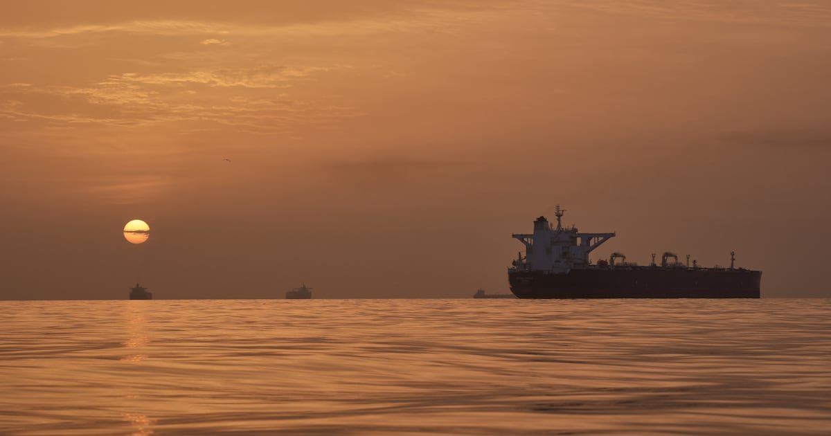 Precio del petróleo salta a 120 dólares ante previsión de un bloqueo prolongado en el estrecho de Ormuz