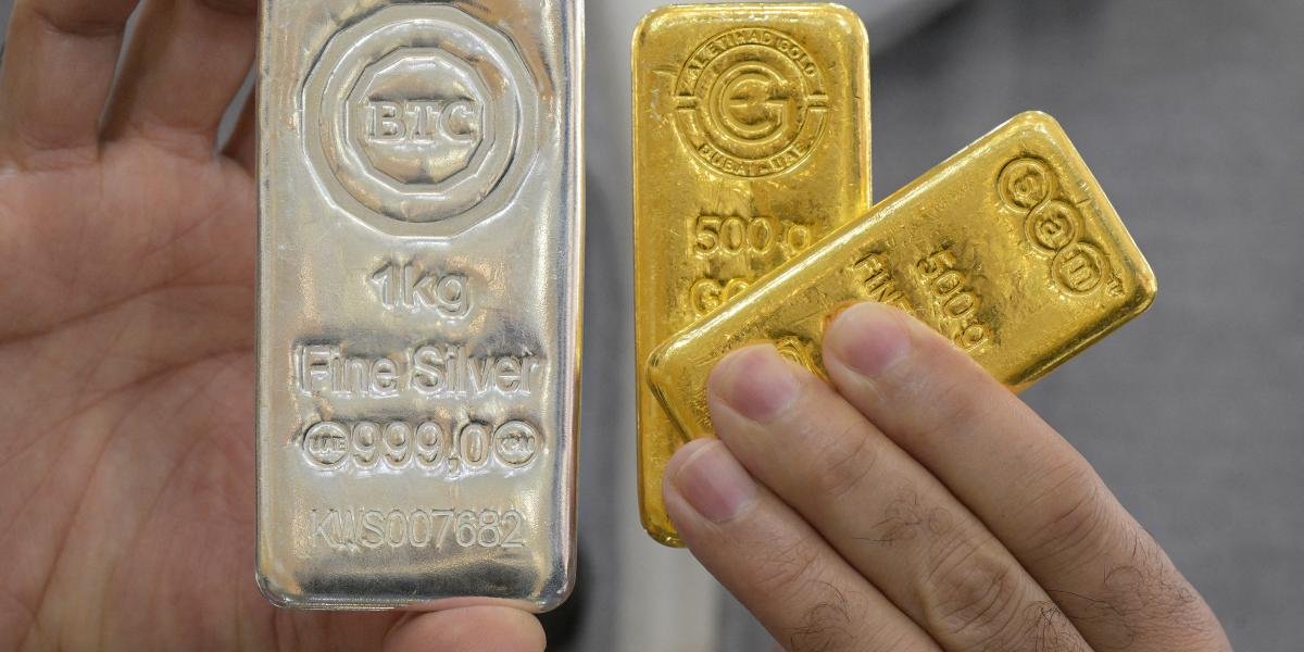 Oro cae 2% por alza del dólar y rendimiento de bonos del Tesoro; la plata se desploma más de 7%