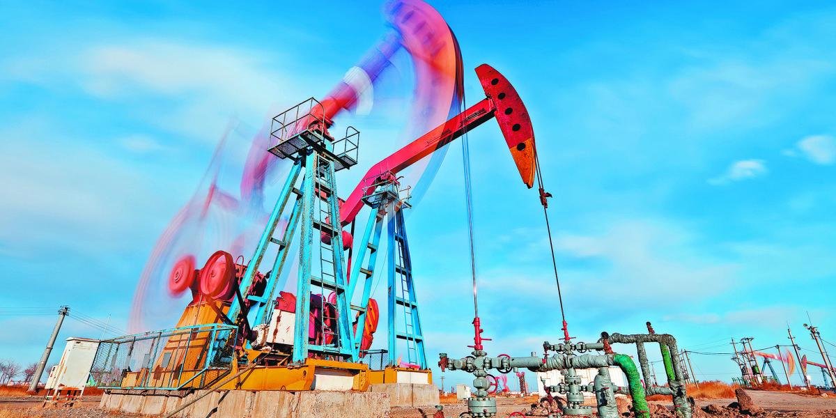 Precios del petróleo operan con escasos cambios mientras Trump se dirige a China