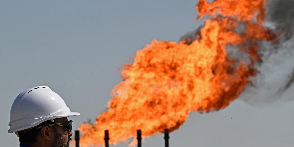 Petróleo cae casi 3% tras comentarios de Trump sobre Irán; mercado apuntan a escasez de suministro