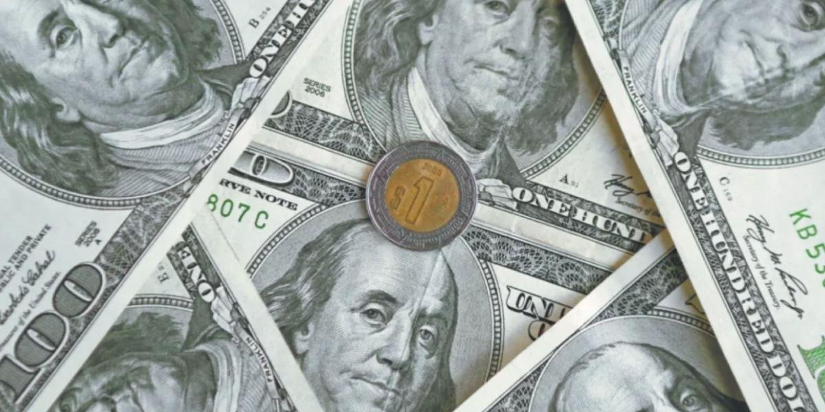 Peso mexicano recupera terreno frente al dólar; mercado espera minutas de la Fed