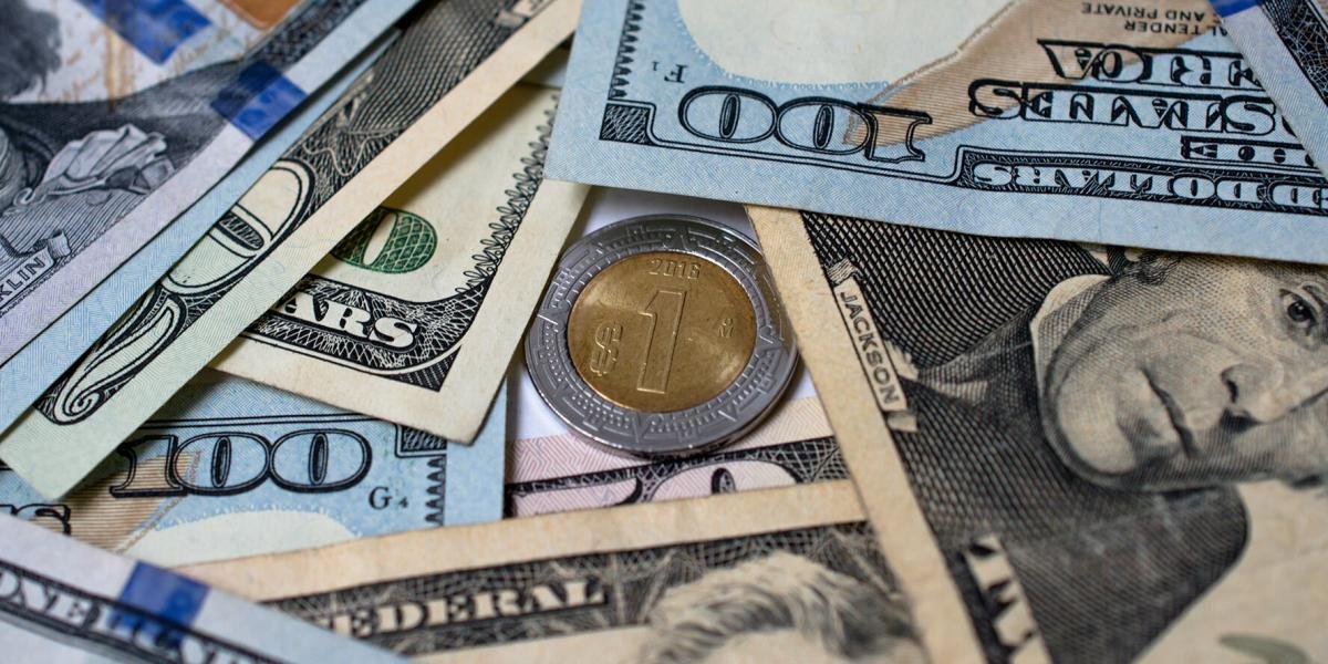 Peso mexicano se deprecia frente al dólar en un mercado atento a la visita de Trump a China