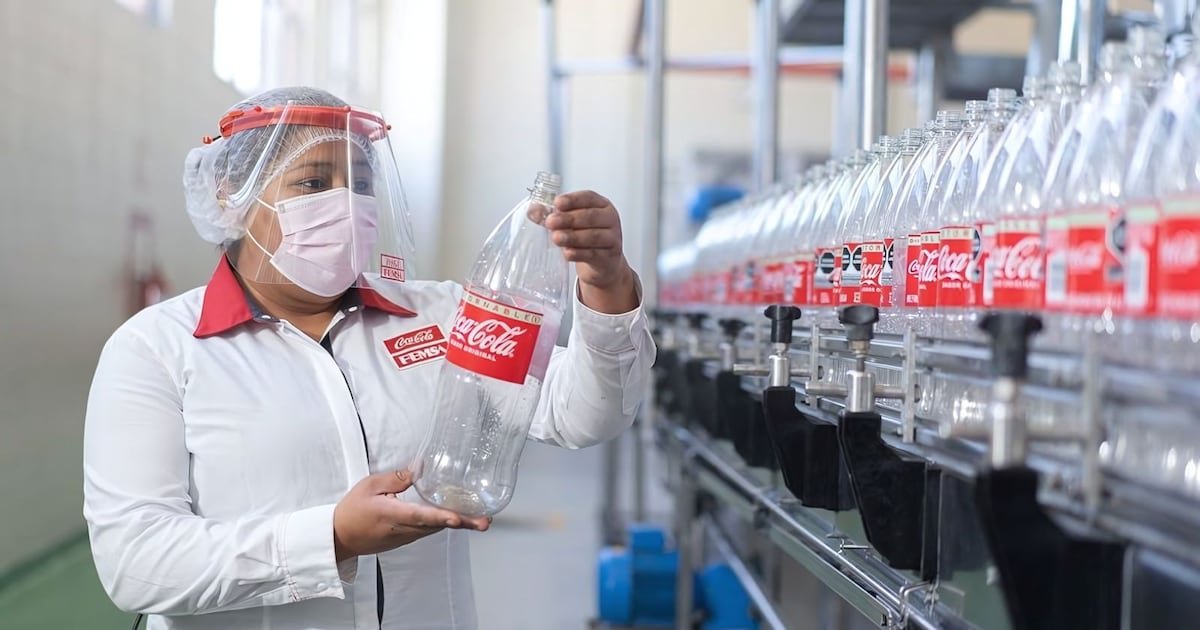 Menores ventas y mayores costos pegan a utilidad neta de Coca Cola Femsa