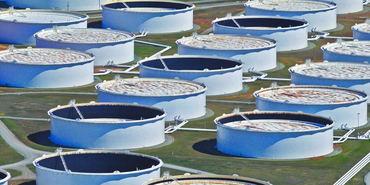 Reservas de petróleo de EU registran una marcada caída y anotan su nivel más bajo desde 1983
