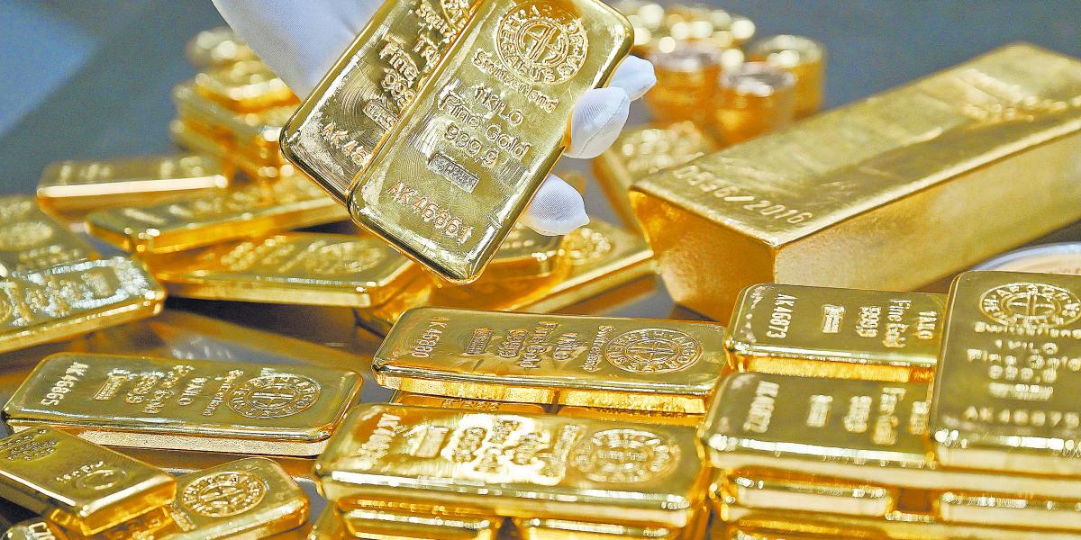 Oro cae más de 1% y arrastra a los metales preciosos tras declaraciones de Trump sobre Irán