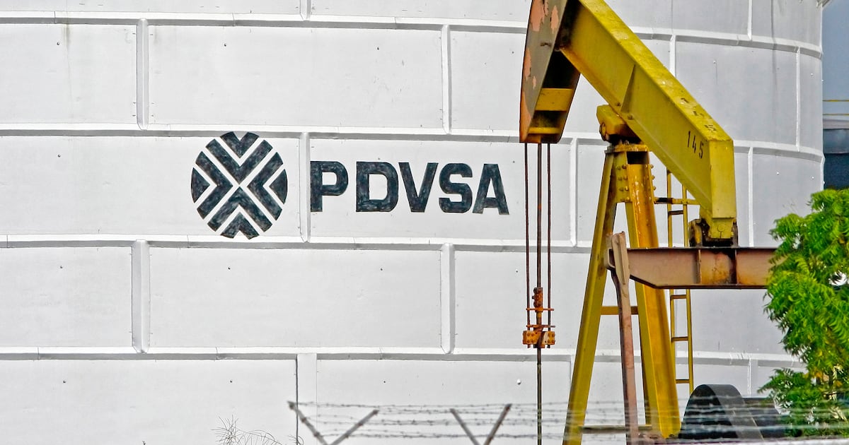 Venezuela publica reglas de regulación petrolera y ponen fin al control de PDVSA