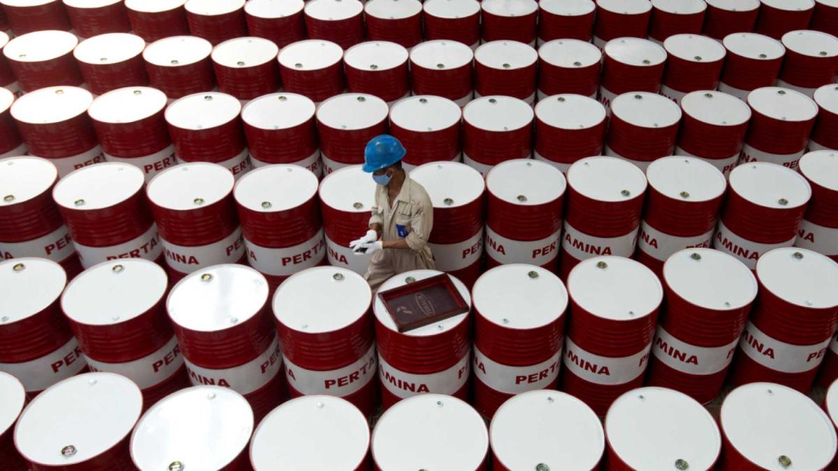 Toca petróleo mínimo de una semana tras tregua entre EU e Irán el fin de semana