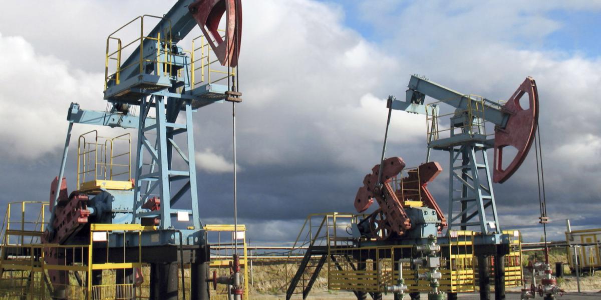 Petróleo abre con caídas mientras mercados esperan resultado de las conversaciones Irán-EU