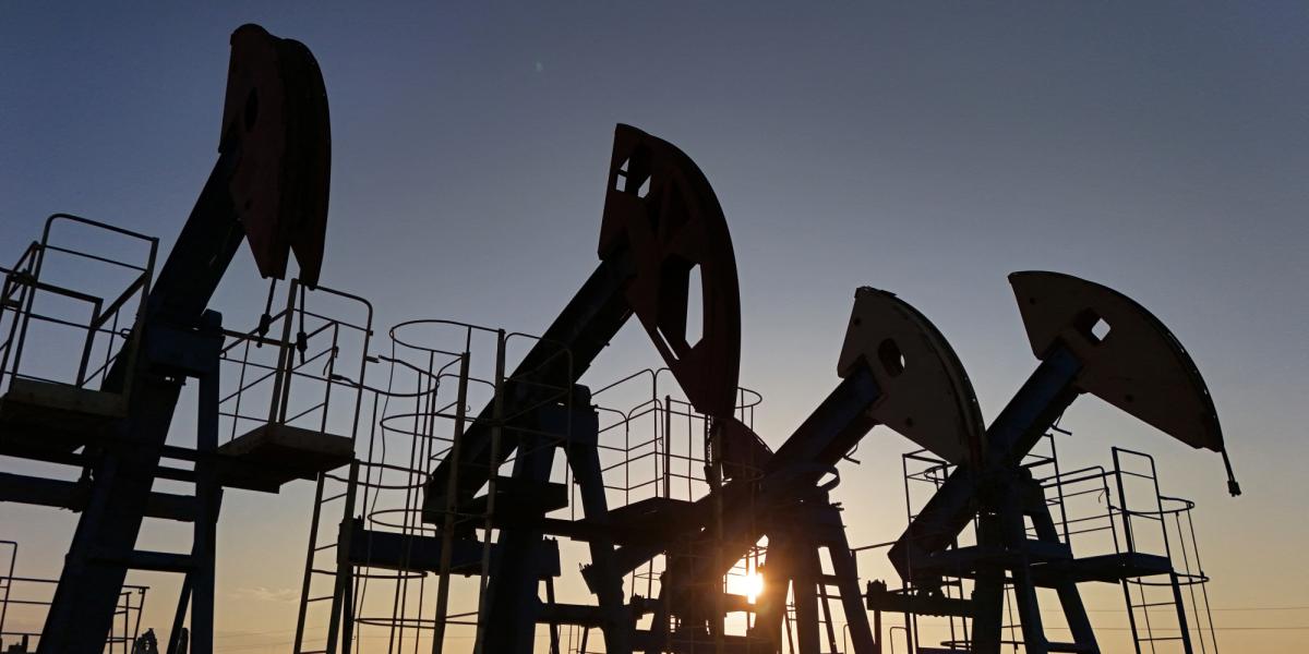 Petróleo sube más de 4% y ronda máximo de seis semanas por amenazas hutíes al tránsito de crudo