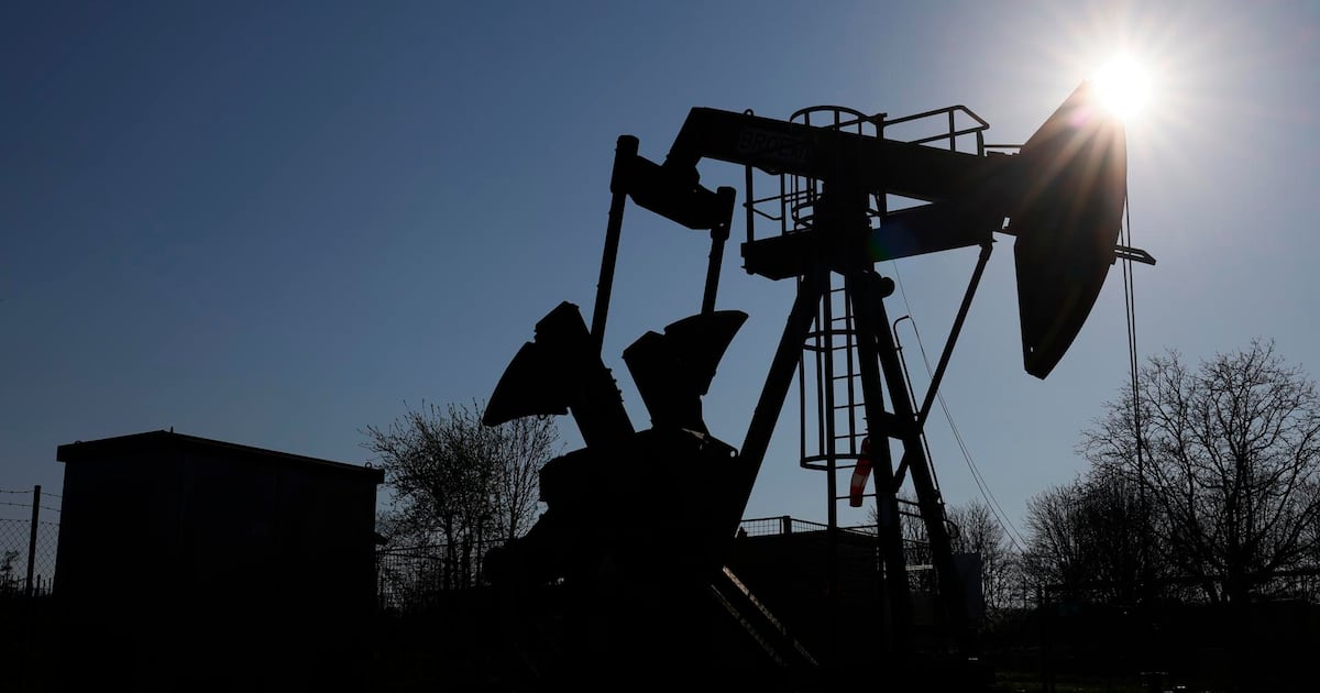Precios del petróleo ‘saltan’ 5 por ciento tras ataques de EU contra Irán