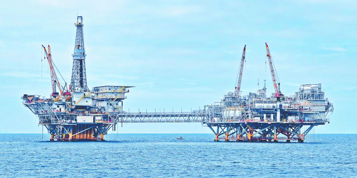 Precios del petróleo suben en la apertura tras ataques a buques cerca del estrecho de Ormuz