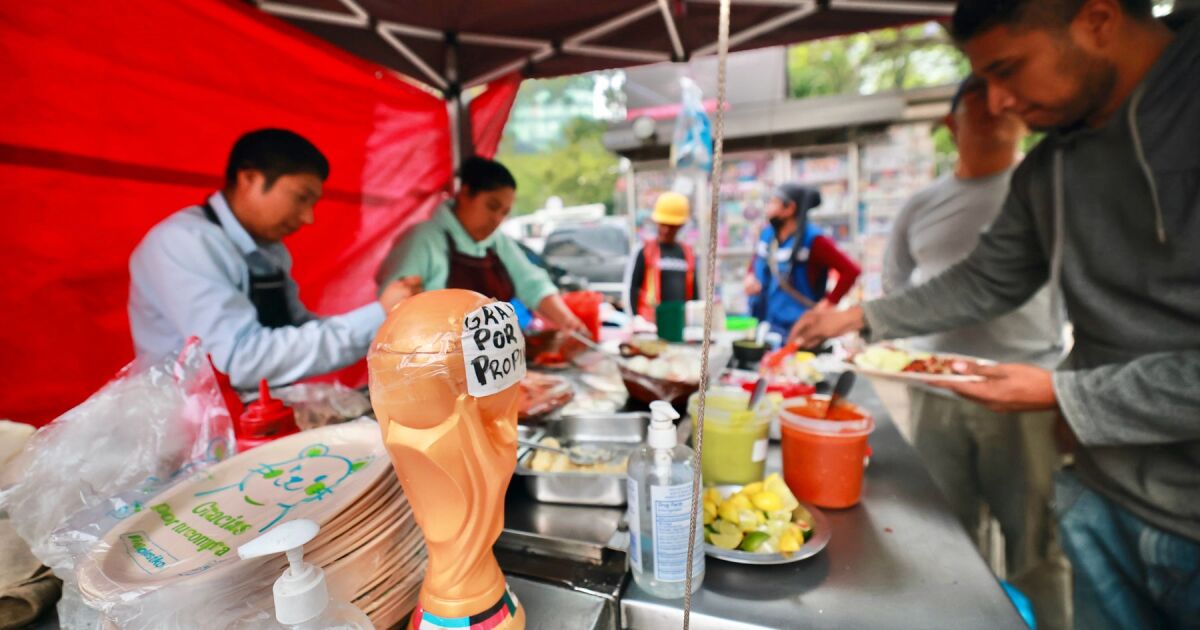 Confianza del consumidor toma aire en junio, pero sigue debajo del nivel previo al Mundial