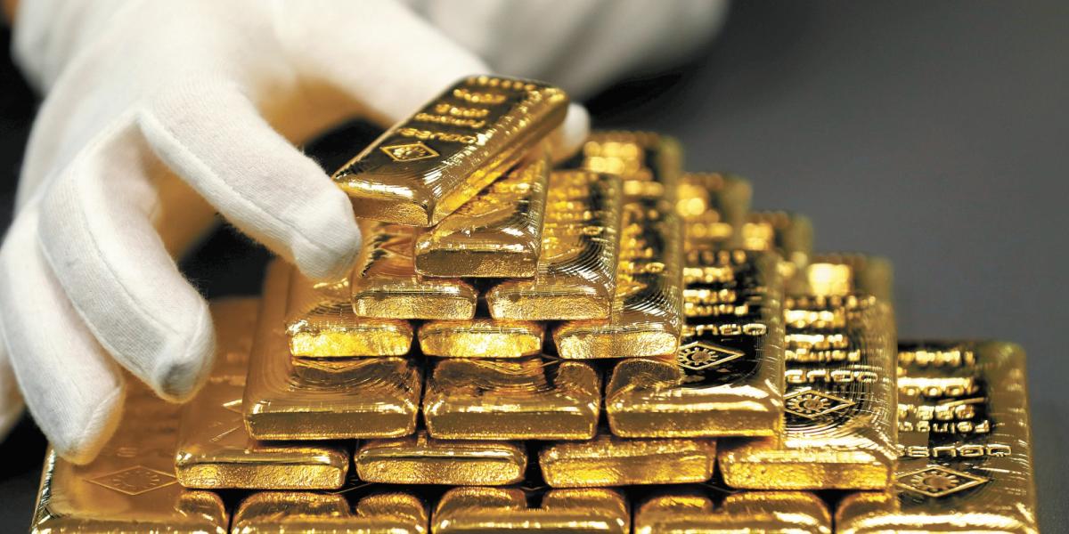El oro cae 2% y la plata 3%; tensión en Oriente Medio refuerza apuestas de alzas de tasas