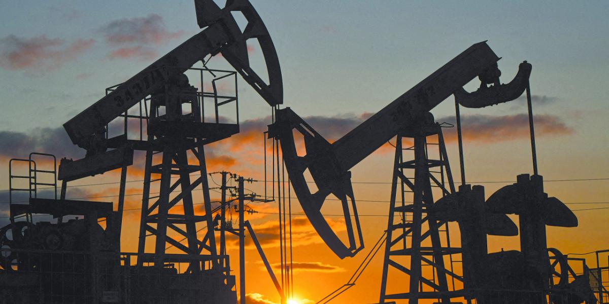 Petróleo baja en la apertura, pero se encamina a un alza semanal de 6% por riesgos de suministro
