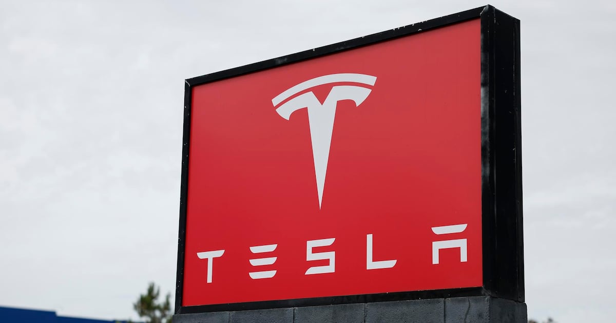 Problemas del hombre más rico del mundo: Acciones de Tesla tuvieron su peor caída en un año