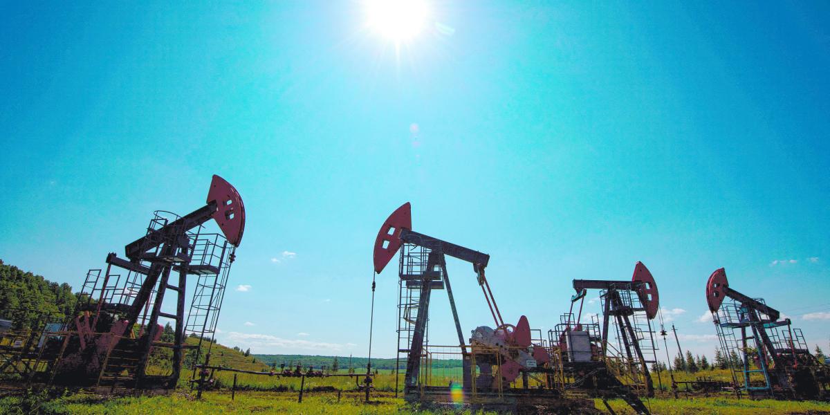 Precios del petróleo registran ligeras bajas por aumento de producción de la OPEP+