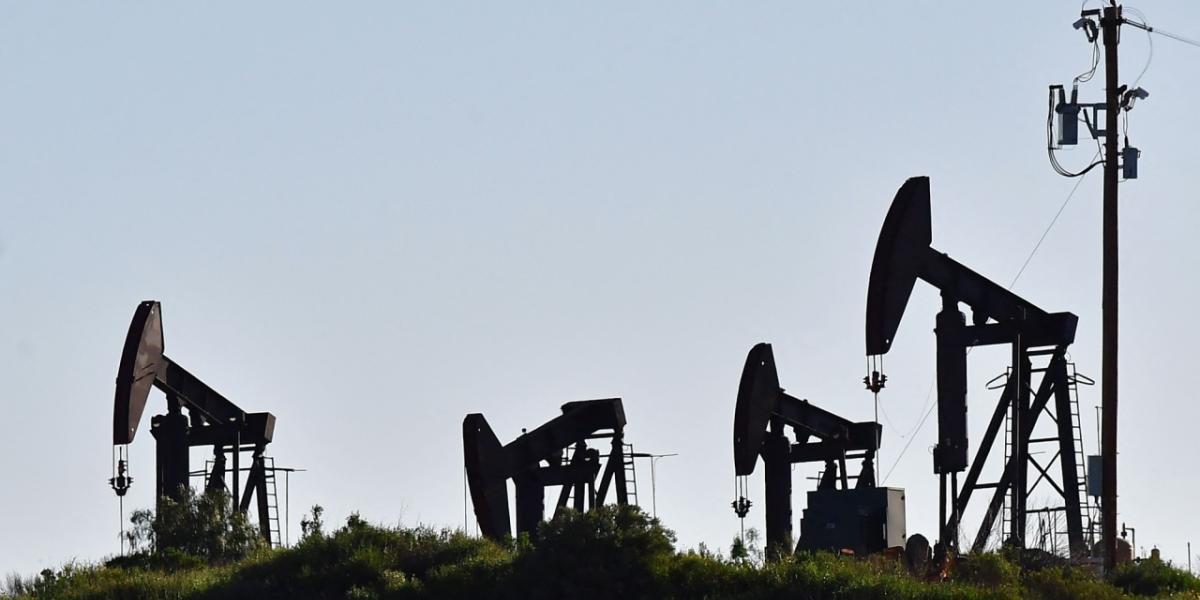 Petróleo sube levemente pero se encamina a un alza mensual de más de 20% en julio