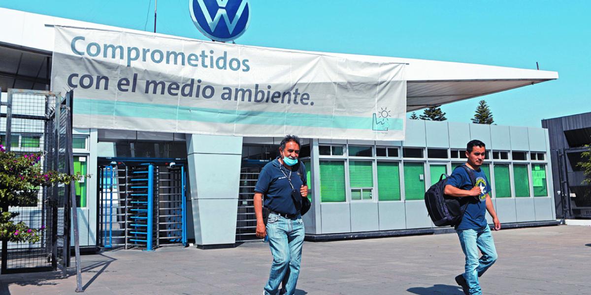 Conflicto salarial y reelección sindical atoran negociación en VW; riesgo de huelga sigue latente
