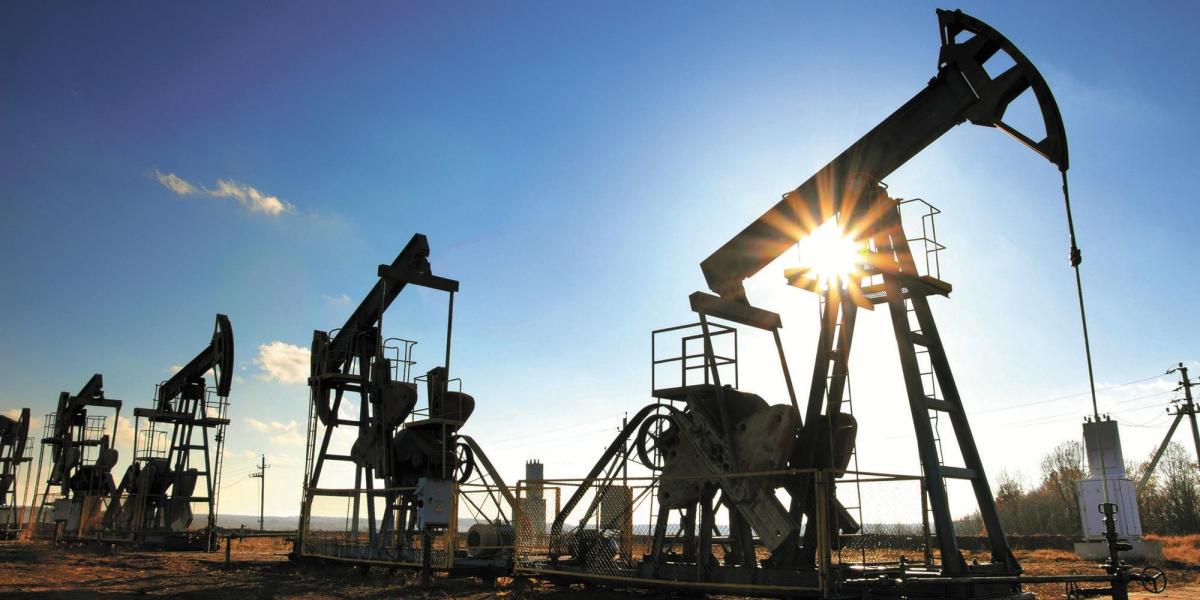 Petróleo abre la semana con alzas mientras Irán modera esperanza de una rápida reapertura de Ormuz