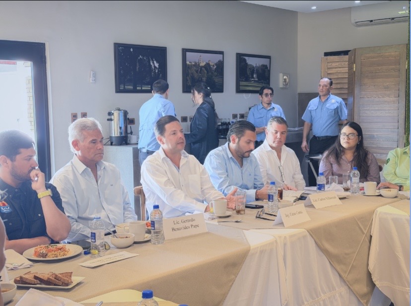 Diálogo estratégico en Monclova junto a Samuel Peña, Vicepresidente Grupo Alianza, y al Dr. Gustavo Mireles, Vicepresidente de Alianza División Logística