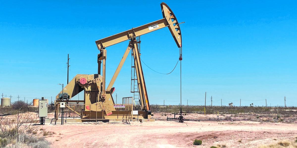 Pecios del petróleo abren la semana con alzas por estancamiento del conflicto en Irán