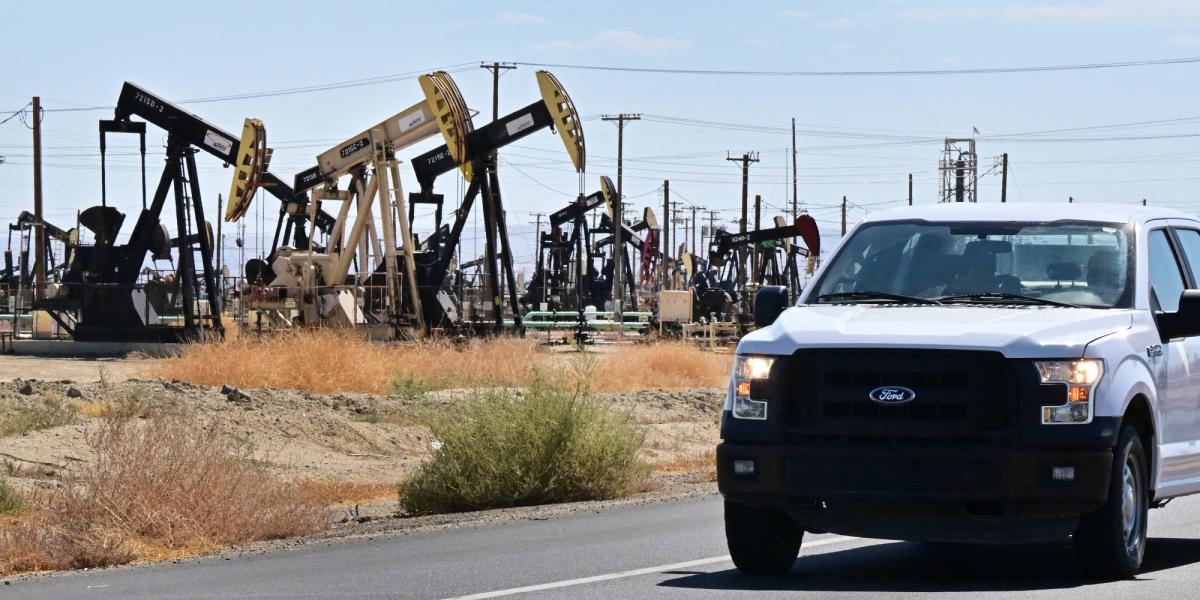 Petróleo cae levemente mientras mercado sopesa posible acuerdo sobre el estrecho de Ormuz