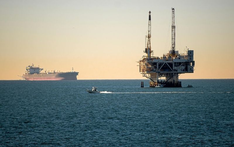 Se mantiene estable el petróleo, pero se perfila a cerrar la semana a la baja