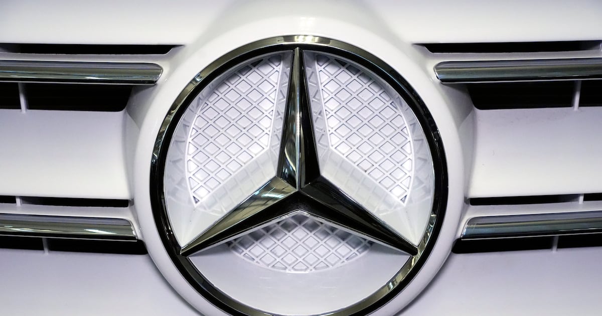 Conductores demandan a Mercedes AMG por quemaduras de primer y segundo grado causadas por logo del auto