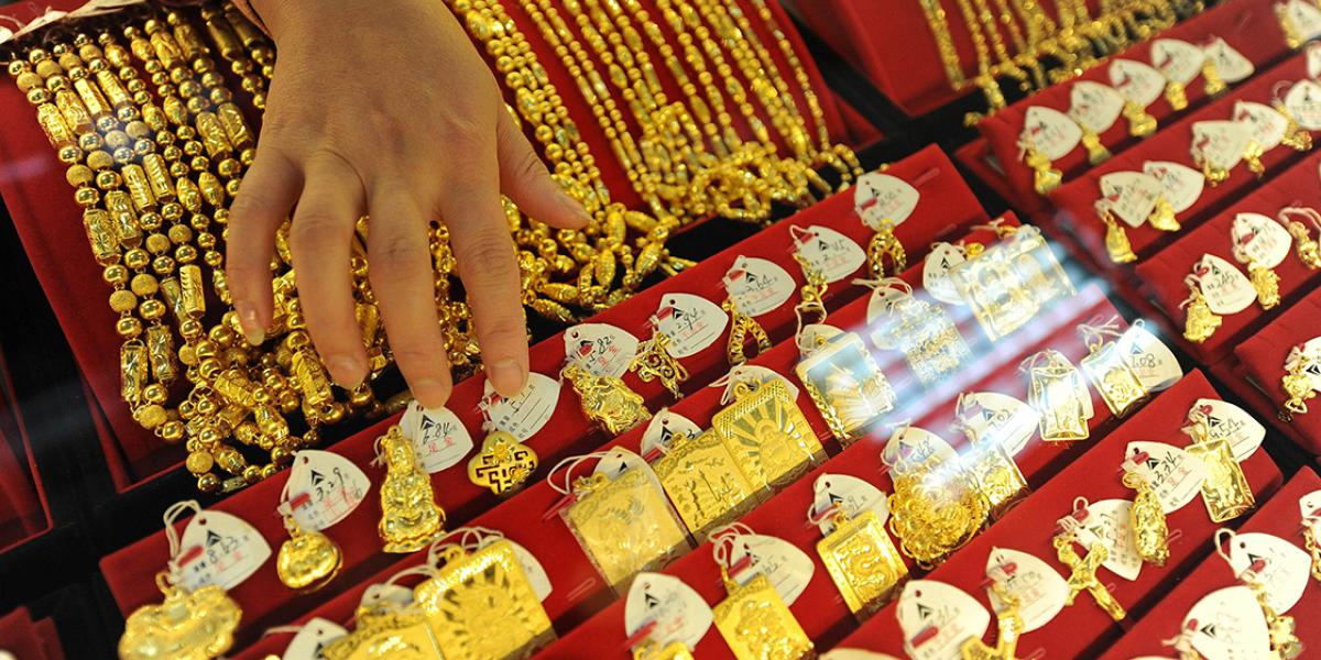 Oro sube por debilidad del dólar y se encamina a alza semanal de más de 1%