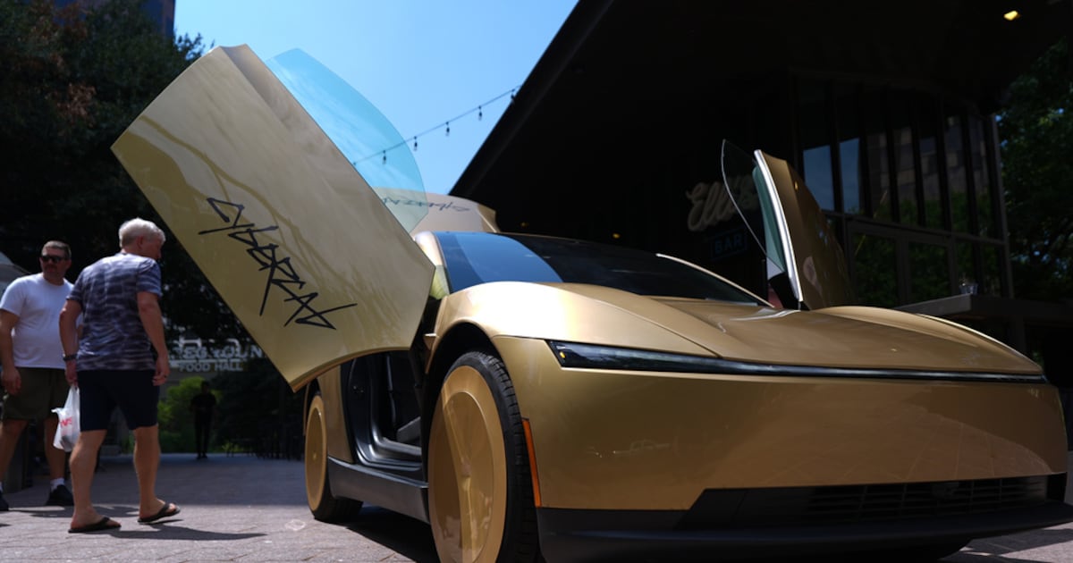 Nadie ‘le pisa al gas’: Elon Musk lanza taxis Tesla sin volante ni pedales en Texas