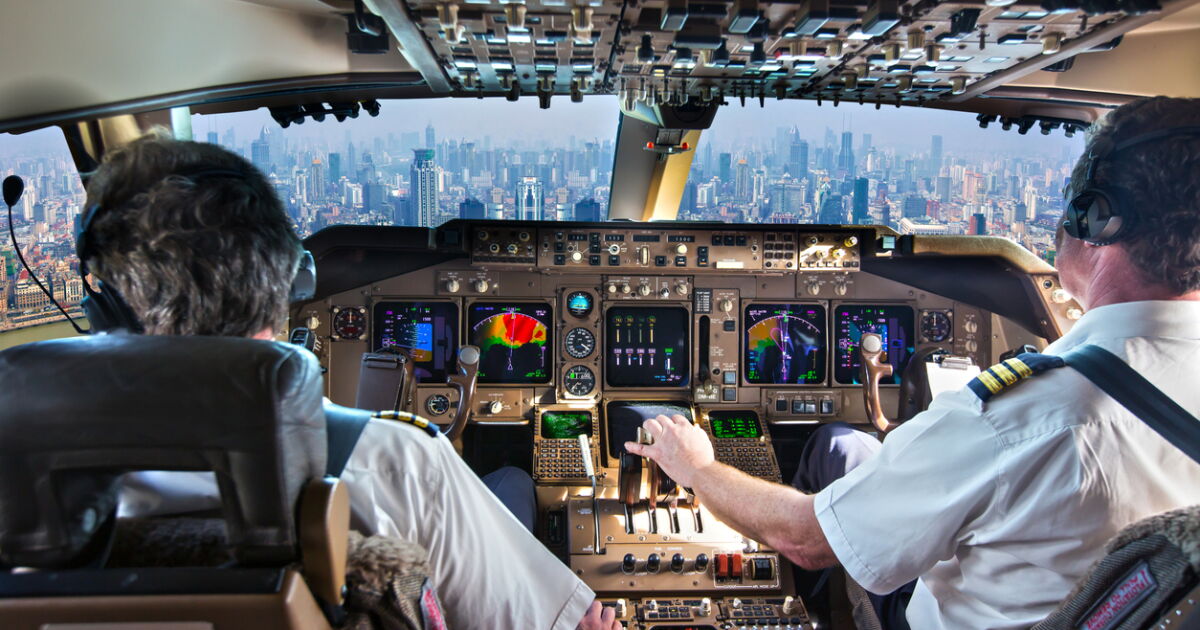 Pilotos encienden las alertas por salarios y antigüedad ante el avance de la fusión de Viva y Volaris
